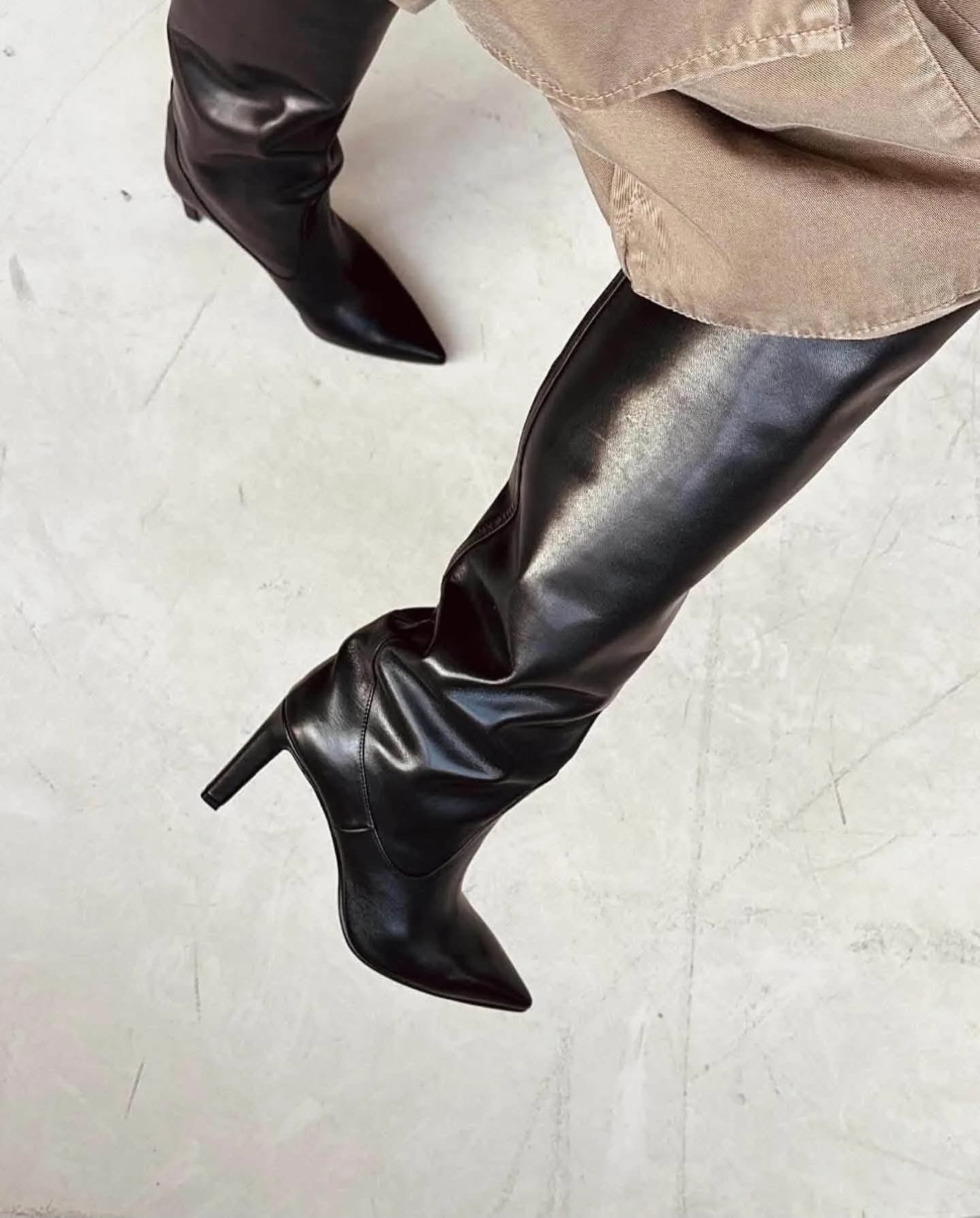 "Classic Slouchy" өндөр түрийтэй савхин гутал